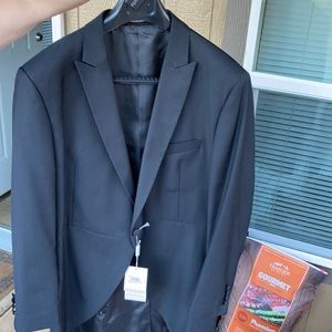 Men’s Ferrecci Black cutaway size 44 reg fit